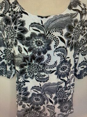 Rachel Zoe Black and White Floral Scoop Neck Short Sleeve Tee
